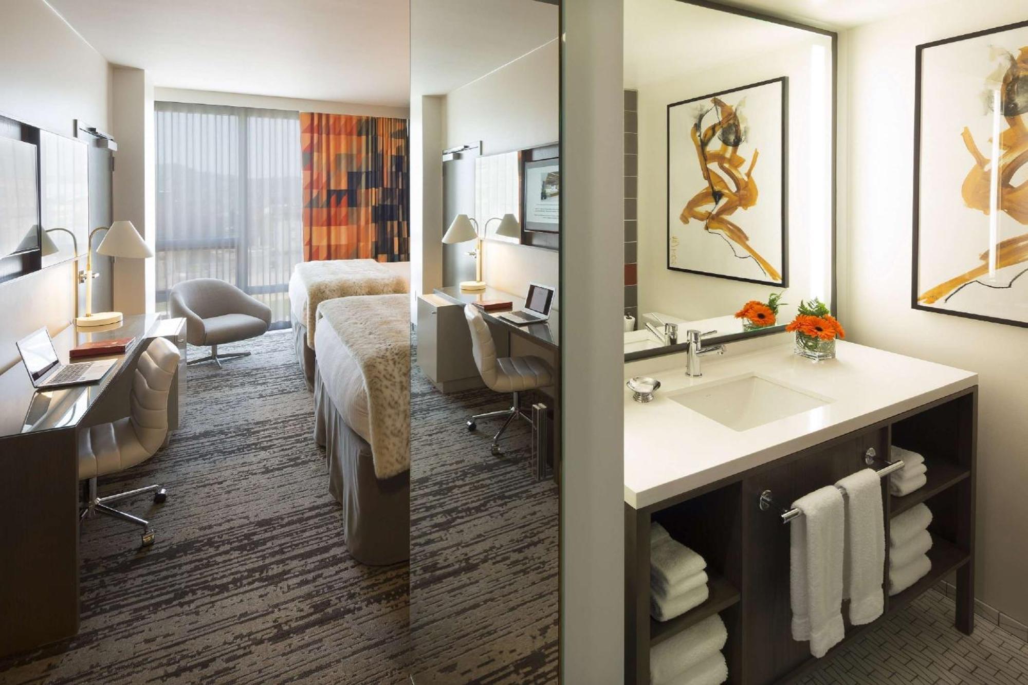 Zimmer mit 2 Queensize-Betten und Stadtblick