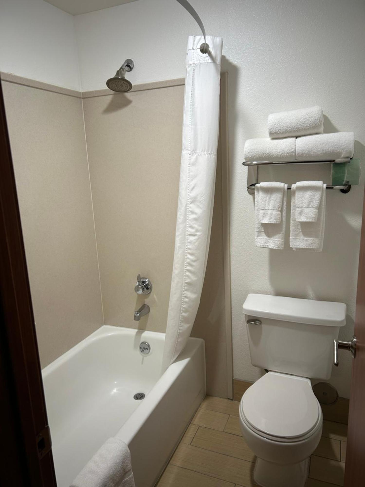 One-Bedroom King Suite,995972110:JPEG