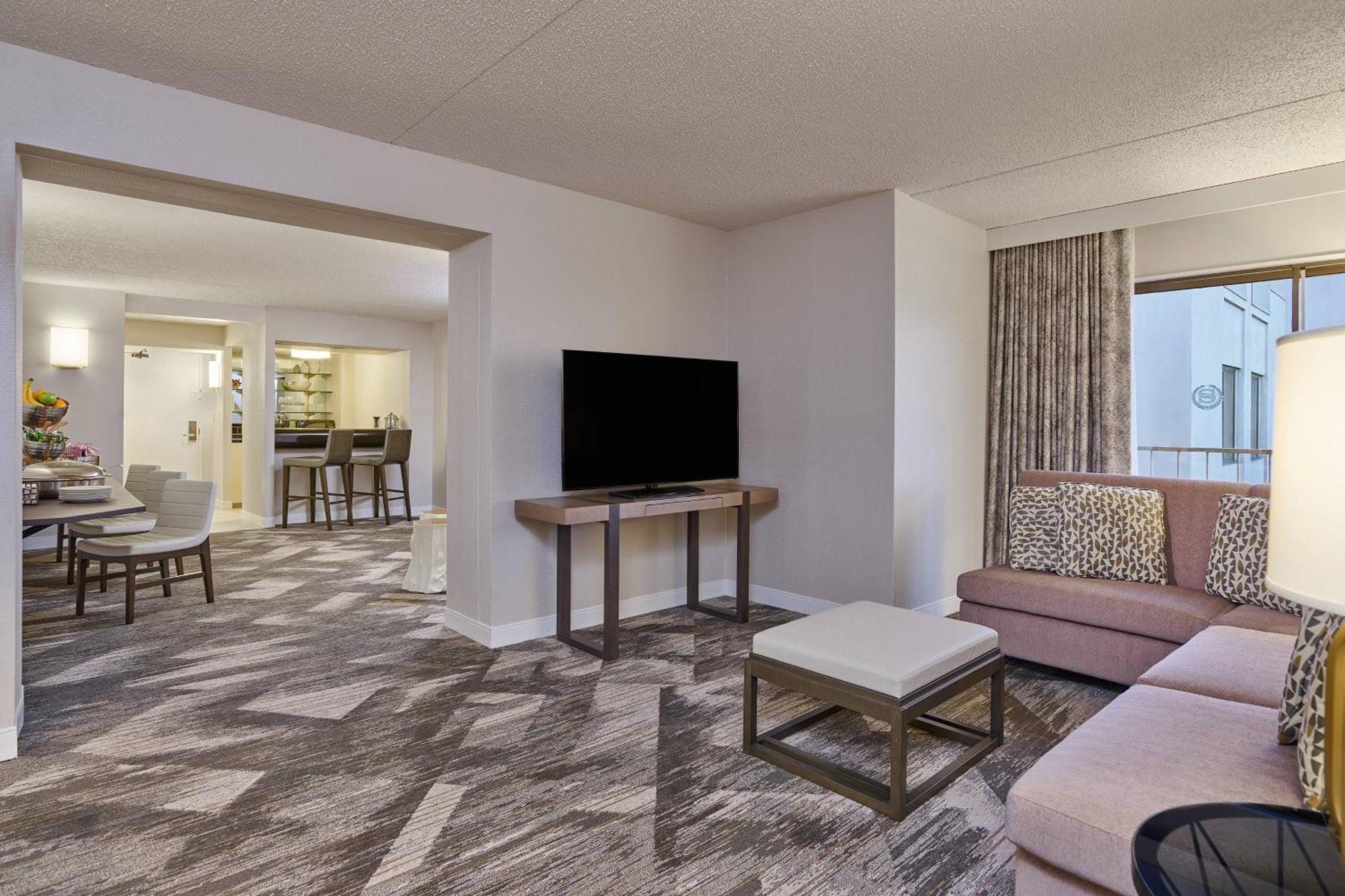 Club lounge access 1 Bedroom Suite 1 King High floor,1609719285:JPEG