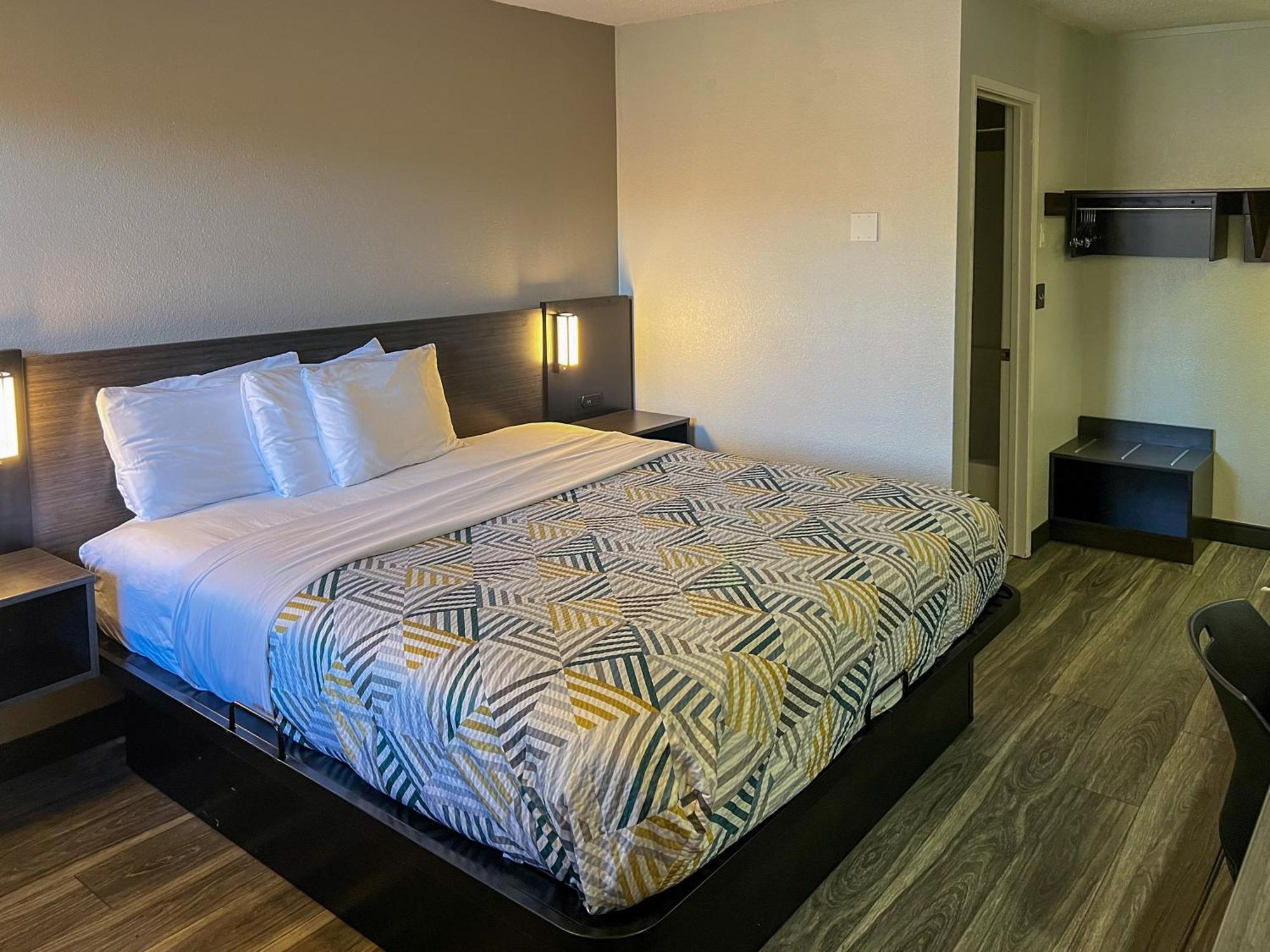 King Room - Non-Smoking,1614351239:JPEG