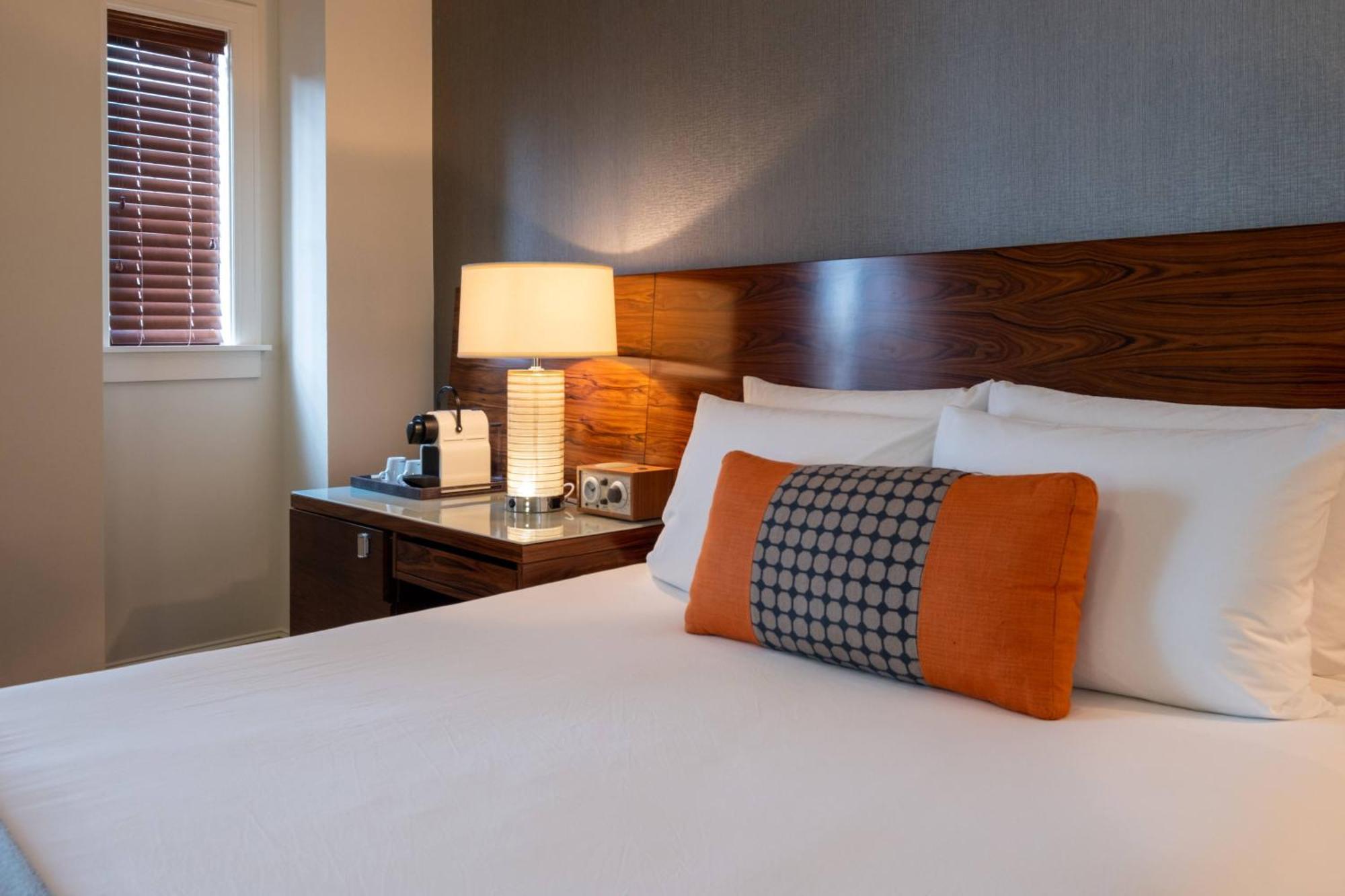 Deluxe Queen Room