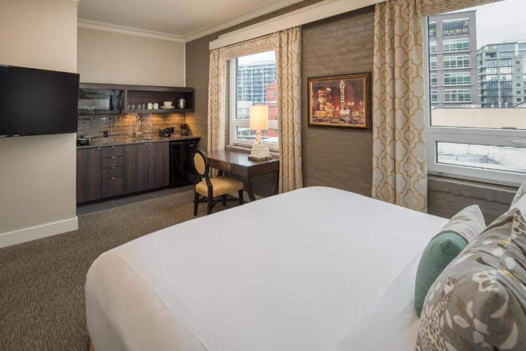 Deluxe King Room Kitchen