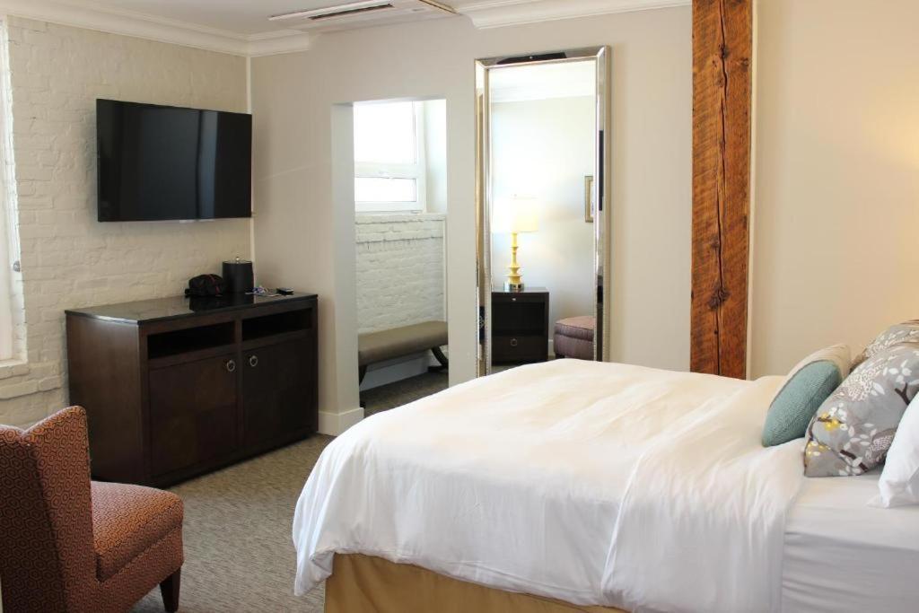 Standard Queen Room
