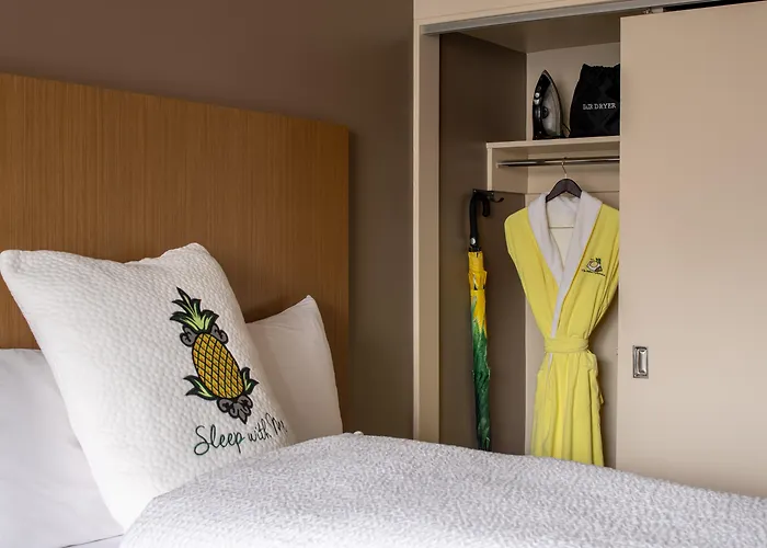 Staypineapple, Hotel Rose, Downtown Portland